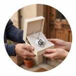 Consegna a casa del gioiello personalizzato, in composizione rotonda