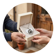 Consegna a casa del gioiello personalizzato, in composizione rotonda